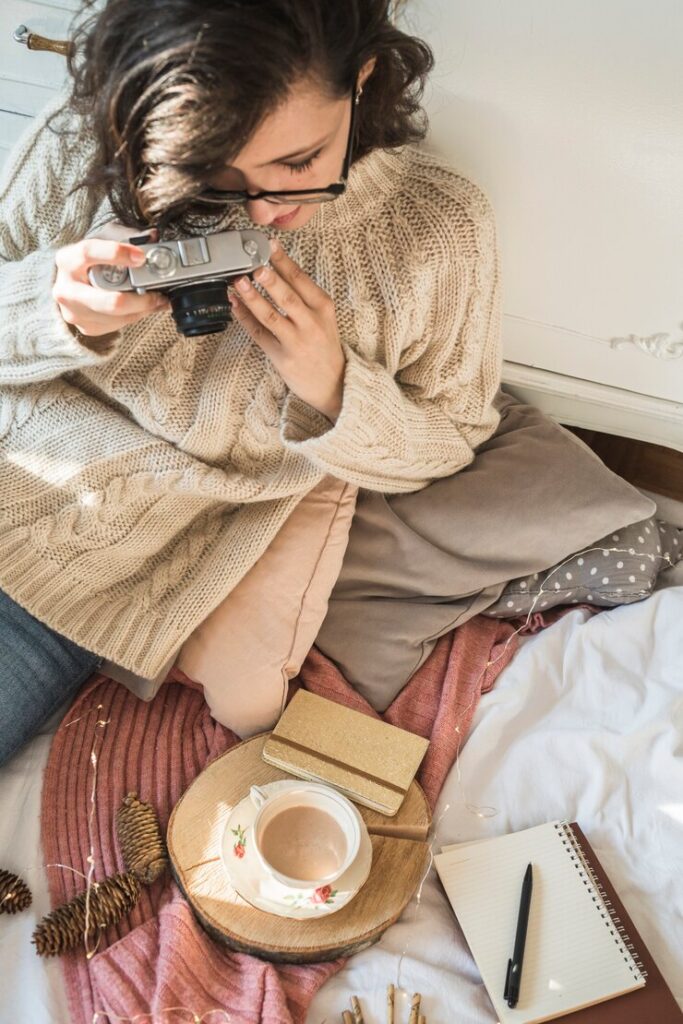 Creative winter hobbies for women – photography at home to capture beautiful moments indoors.