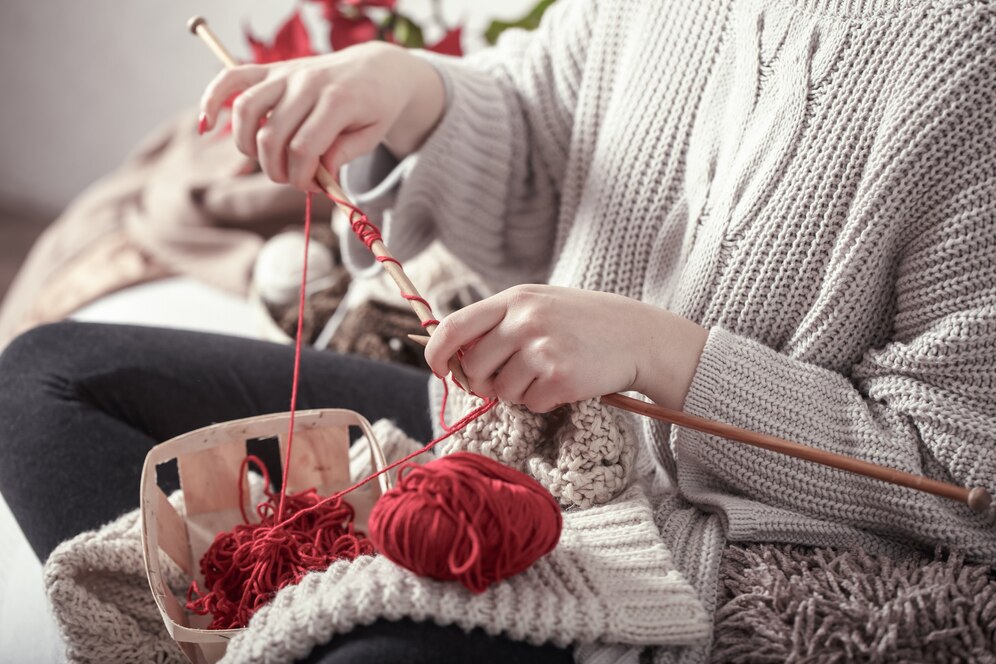 Cozy and creative winter hobbies for women – knitting and crochet for warmth and relaxation.